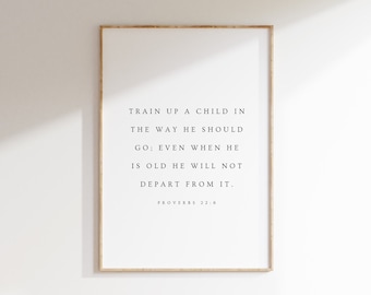 Puede incluir: Una impresión enmarcada con fondo blanco y texto negro. El texto dice "Instruye al niño en su camino, y aun cuando fuere viejo no se apartará de él. Proverbios 22:6".