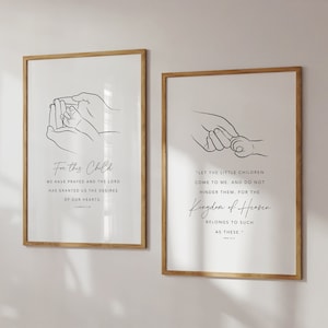Può includere: Due illustrazioni in bianco e nero di mani che si tengono per mano. La prima illustrazione ha il testo "For this Child we have prayed and the Lord has granted us the desires of our hearts." La seconda illustrazione ha il testo "Let the little children come to me. And do not hinder them, for the Kingdom of Heaven belongs to such as these."