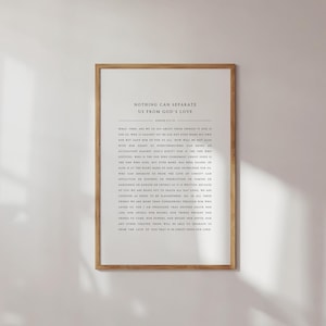 Peut inclure: Une impression murale d'art imprimable en noir et blanc avec une citation de la Bible, Romains 8:38-39. La citation dit "Rien ne peut nous séparer de l'amour de Dieu." Le texte est dans une police simple et moderne.