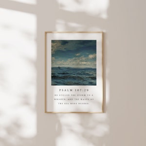 Pode incluir: Uma impressão emoldurada com uma imagem relaxante de paisagem marítima e o texto "PSALM 107:29 HE STILLED THE STORM TO A WHISPER. AND THE WAVES OF THE SEA WERE HUSHED."