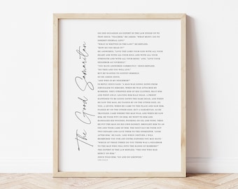 Puede incluir: Una impresión de arte de pared imprimible en blanco y negro con una cita de la Biblia sobre la parábola del buen samaritano. El texto está en una fuente serif y está centrado en la página. La impresión está enmarcada en un marco de madera simple.