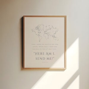 Puede incluir: Una impresión enmarcada con un mapa del mundo y una cita de la Biblia: "Entonces oí la voz del Señor que decía: '¿A quién enviaré? ¿Y quién irá por nosotros?' Y dije: 'Aquí estoy. ¡Envíame!'"
