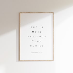 Peut inclure: Une impression encadrée avec le texte "Elle est plus précieuse que les rubis" et la référence biblique "Proverbes 3:15".
