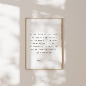 Puede incluir: Una impresión enmarcada con un marco dorado y fondo blanco. La impresión presenta una cita sobre la importancia de la amistad: "Las dulces amistades refrescan el alma y despiertan nuestros corazones con alegría, porque los buenos amigos son como el aceite de unción que produce el incienso fragante de la presencia de Dios." La cita se atribuye a Proverbios 27:9.
