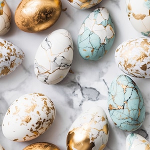 Imprimible sin costuras - Huevos de Pascua en azul pastel y dorado sobre mármol blanco - Descarga digital imprimible sin costuras para la decoración de primavera