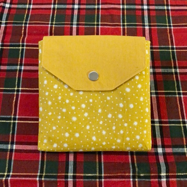 Pochette jaune avec bouton pression inspirée du japon / pochette maquillage / pochette accessoires / fait main en France