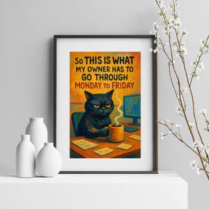 Może przedstawiać: Oprawiony wydruk przedstawiający zrzędliwego czarnego kota przy biurku z kubkiem kawy. Tekst brzmi: „Więc to jest to, przez co mój właściciel musi przechodzić od poniedziałku do piątku”. Grafika ma humorystyczny motyw i jest osadzona na ciepłym, pomarańczowo-żółtym tle.