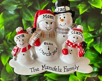 4 Adorno navideño personalizado para familia embarazada, muñeco de nieve embarazada, pareja con dos hijos, familia en espera, anuncio de embarazo