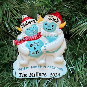 Schwangere Yeti Paar Personalisierte Ornament • Werdende Eltern • Paar Ornament • Schwangerschaft Ankündigung-Weihnachts Ornament-Optional Katze oder Hund