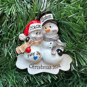 Schwanger mit einem Baby Boy-Erwartet Eltern-Personalisierte Weihnachten Ornament Schwangere Schneemann Paar Optional Haustier-Schwangerschaftsankündigung