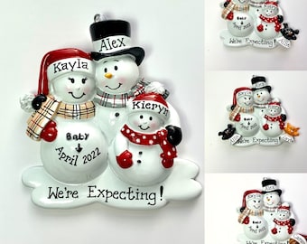 Adorno navideño personalizado: Pareja de muñecos de nieve embarazadas con un niño y perro o gato - Familia en espera, el bebé nos convierte en cuatro