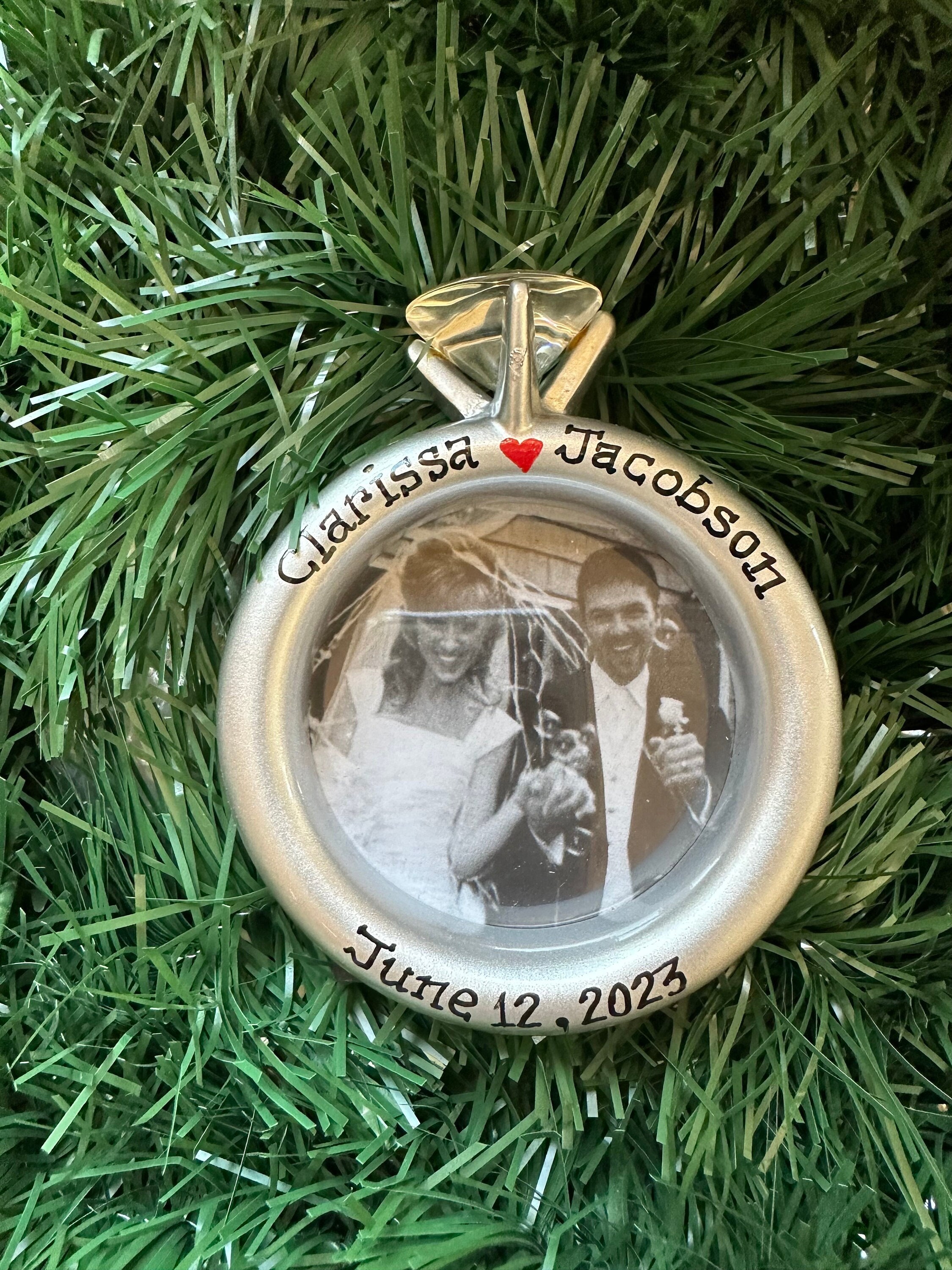 男と女 私たちは婚約しました - 彼女はイエスと言いました！ - 私と結婚して