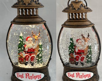Beleuchten Sie Weihnachtsmann in einem Globus -Personalisierte Weihnachtsverzierung- Familie- Gastgeberin-Immobilienklienten- Weihnachtsmantel-Dekor- 3D