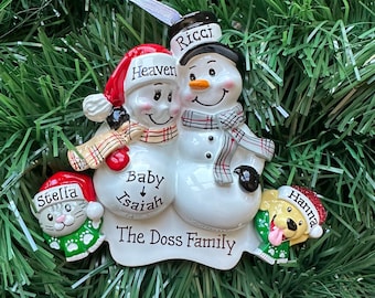 Adorno navideño personalizado para futuros padres: pareja de muñecos de nieve embarazados - Opción de perro y gato - Futura mamá - Futuro papá - Anuncio de embarazo