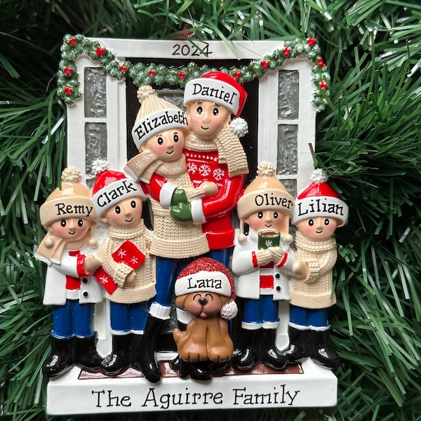 Personlig julgransprydnad i bondgårdsstil med familj på 6 personer och valfri hundkatt