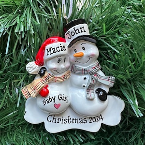 Schwanger mit einem Baby Mädchen-Schneemann-Paar -Erwartete Eltern-Personalisierte Weihnachtsverzierung-Schwangerschaftsankündigung- Optionaler Hund/Katze