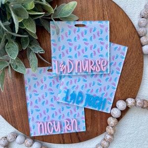 Carretel de crachá personalizado para enfermeiras, crachá de acompanhante com pés de bebê para enfermeiras de UTI Neonatal, crachá personalizado para enfermeiras de L&D, crachá de acompanhante para enfermeira de bebê