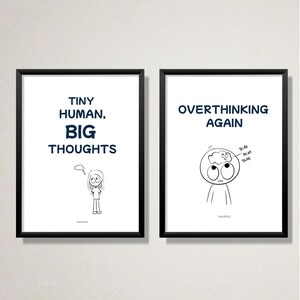 Puede incluir: Dos impresiones artísticas enmarcadas con marcos negros. La impresión de la izquierda dice "TINY HUMAN, BIG THOUGHTS" sobre un dibujo animado. La impresión de la derecha dice "OVERTHINKING AGAIN" sobre un dibujo animado con una burbuja de pensamiento.