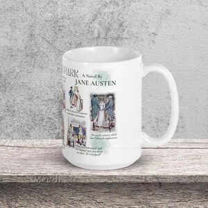 Puede incluir: Taza de cerámica blanca con ilustraciones y texto de la novela de Jane Austen, "Mansfield Park". La taza incluye el título, el nombre del autor y extractos del libro, con un tema literario clásico.