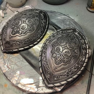 Yennefer cosplay knee guards 3D file +FREE glove stamp file