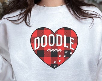 Felpa girocollo unisex Heavy Blend™ con cuore rosso a quadri Doodle Mama Holiday, Doodle dorato, Doodle Mom, regalo per mamma di cani, Doodle Mama