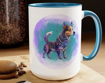 Może przedstawiać: Biały kubek ceramiczny z niebieskim rantem i uchwytem. Kubek przedstawia akwarelową ilustrację psa z galaktycznym wzorem na futrze, stojącego w fioletowym i turkusowym kółku.