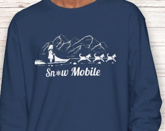 Puede incluir: Una camiseta de manga larga azul marino con un gráfico blanco de una persona en un trineo que es arrastrada por perros a través de un paisaje montañoso nevado. El texto "Snow Mobile" está impreso debajo del gráfico.