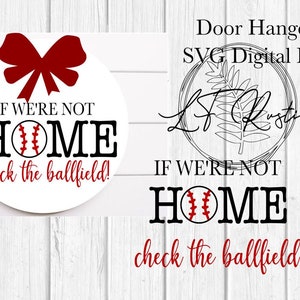 家にいない場合は、ボールフィールドのドアハンガーを確認してください SVG デジタル ファイル | Cricut/シルエット ファイル