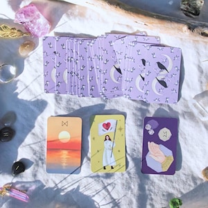 Tarjetas de runas lilas, 25 piezas, hermosas tarjetas de oráculo púrpura, tarjeta de amuleto de cuervo transparente incluida