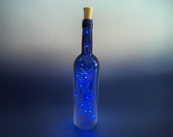 Ręcznie grawerowana lampka na butelkę wina w kształcie konika morskiego, niebieskie szklane lampki LED