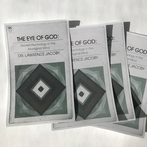 Può includere: Tre copie del libro "The Eye of God: Sacred Psychology in the Aboriginal Mind" del Dr. Lawrence Jacoby. La copertina del libro presenta un design geometrico in bianco e nero.
