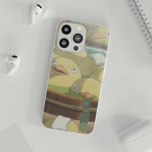 Puede incluir: Una funda blanca para iPhone con una imagen de dibujos animados de patitos amarillos en una bañera de madera. Los patitos tienen ojos grandes y miran a la cámara.