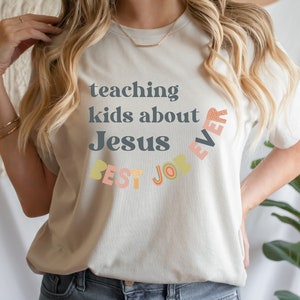 Ensinar as crianças sobre Jesus é o melhor trabalho de todos os tempos – Camisa Bella Canvas – Ministério Infantil – Camisa Pastor Infantil – Ministério Infantil