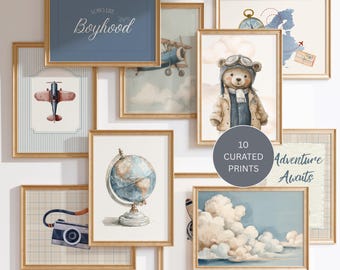 Puede incluir: Un conjunto de 10 láminas enmarcadas en dorado con temas de viajes y aviación. Las ilustraciones incluyen un globo terráqueo, una cámara vintage, un oso piloto, nubes, aviones, un mapa y el texto Long Live Boyhood y Adventure Awaits.
