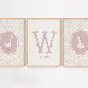 Impressões de berçário Silly Goose, decoração Chinoiserie, conjunto de galeria de parede rosa, impressão de berçário com nome personalizado, placa com nome de menina, arte inicial personalizada