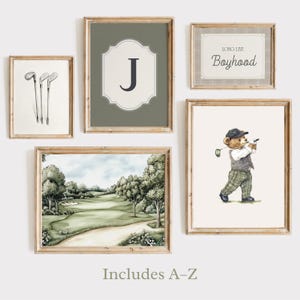 Puede incluir: Conjunto de cinco láminas artísticas enmarcadas con temática de golf. Incluye una lámina de palos de golf, la letra "J", un paisaje de campo de golf, un oso jugando al golf y la frase "Long Live Boyhood". El texto "Includes A-Z" está en la parte inferior.
