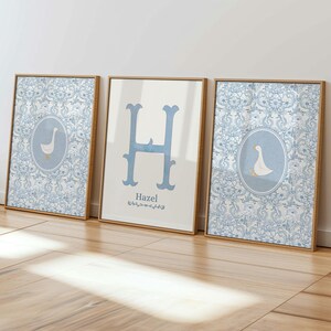 Impressão de placa de nome personalizada floral, decoração de berçário floral doce, parede de galeria de quarto de menina azul claro, arte de ganso bobo, berçário de letras chinoiserie