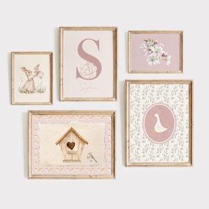 Placa de nome de berçário floral personalizada, conjunto de parede de galeria rosa empoeirado, arte caprichosa de berçário, decoração de quarto de menina vintage, conjunto de 5, ganso bobo