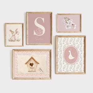 Placa de nome de berçário floral personalizada, conjunto de parede de galeria rosa empoeirado, arte caprichosa de berçário, decoração de quarto de menina vintage, conjunto de 5, ganso bobo