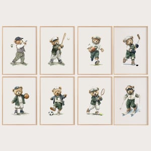 Könnte beinhalten: Set aus acht gerahmten Kunstdrucken mit Aquarellillustrationen von Teddybären, die verschiedene Sportarten ausüben. Jeder Bär ist in Sportkleidung gekleidet, darunter Golf, Baseball, American Football, Hockey, Basketball, Fußball, Tennis und Skifahren.