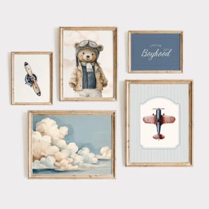 Galería de ositos de peluche azules, juego de láminas para habitación infantil en azul marino, lámina de avión vintage, habitación infantil de viaje, habitación infantil de aviación, láminas de cielo nublado para sala de juegos