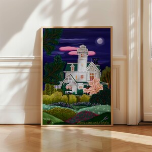 Könnte beinhalten: Ein gerahmter Kunstdruck eines weißen viktorianischen Hauses mit Turm, grünem Dach und roter Tür, vor einem dunkelblauen Nachthimmel mit Vollmond und rosa Wolken. Der Text "There's a little witch in all of us" ist enthalten.