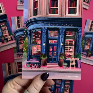 Cartolina The Book Café, illustrazione di lettura, arte da caffetteria, club di lettura Cosy Girl, arredamento per la casa da bibliotecari, regalo per topi di biblioteca, arte murale A6