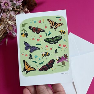 Carte de voeux fantaisiste de fleurs sauvages, anniversaire vert clair de papillons et de bourdons, art floral printanier A6, anniversaire de maison neuve, célébration