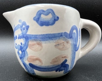 MA Hadley Stoneware Art Pottery 3" handgefertigter Folk Primitive Cow Milchkännchen