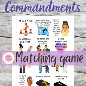 Puede incluir: Un juego de memoria colorido para niños con los 10 Mandamientos. Cada tarjeta tiene un mandamiento diferente con una ilustración y una referencia bíblica. Las tarjetas están dispuestas en una cuadrícula con una pancarta morada que dice "Matching Game".