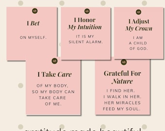 Könnte beinhalten: Ein Set aus fünf quadratischen, hellrosa Affirmationskarten mit dunkelbraunem Text. Jede Karte enthält eine einzigartige positive Aussage, darunter Sätze wie I Bet On Myself. Die Karten sind in einem Raster mit einem kleinen Logo angeordnet.