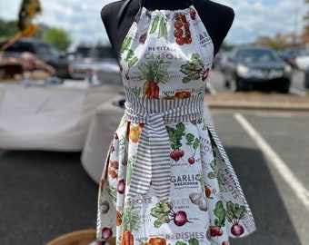 Gorgeous full apron with scalloped skirt