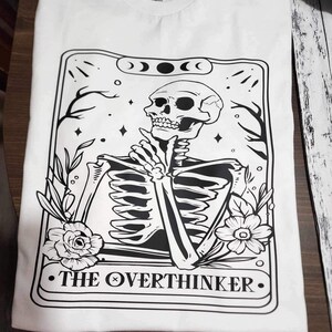 Camiseta con cartas del Tarot Overthinker