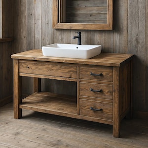 Könnte beinhalten: Ein Badezimmerwaschtisch aus Holz mit einem rechteckigen weißen Waschbecken und einem schwarzen Wasserhahn. Der Waschtisch hat eine Schublade, drei kleinere Schubladen und ein unteres Regal. Das Holz hat eine natürliche Oberfläche. Ein Holzrahmen-Spiegel befindet sich über dem Waschbecken.